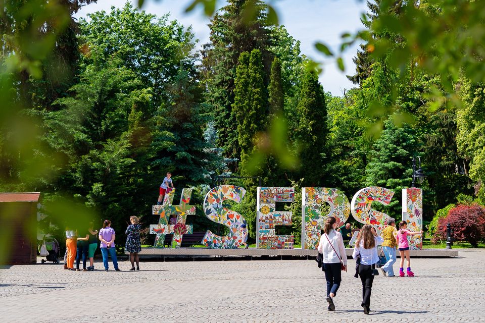 COVASNA: Parcul central din Sfântu Gheorghe, luminat de ”licurici ...