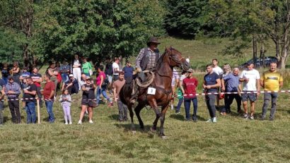 Caii s-au întrecut în putere la Festivalul ecvestru de la Câmpu Cetății