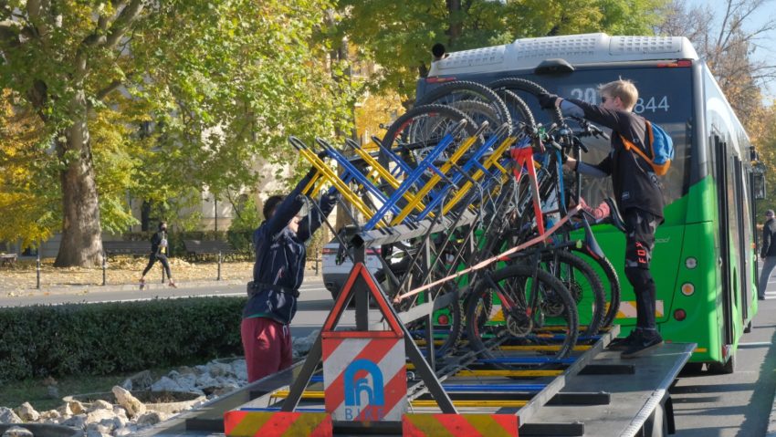 februarie, autobuzele de pe linia 20, care circulă spre Poiana Brașov, vor avea atașat, din nou, sistemul pentru transportul bicicletelor.