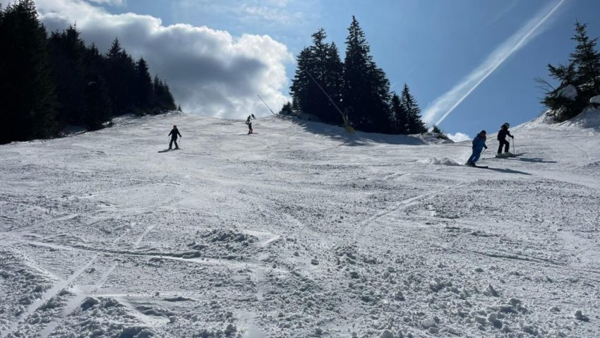 Se schiază în condiții foarte bune pe pârtiile din Poiana Brașov. Temperaturile sunt pozitive