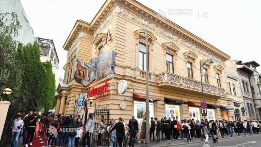 Public tânăr din Bucureşti şi din ţară, dar şi turişti străini, la Noaptea Muzeelor