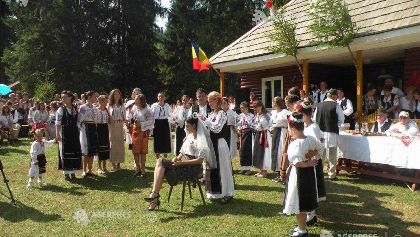 COVASNA: Festivalul de tradiţii populare româneşti ”Nedeia mocănească”, de Sântilie, la Valea Zânelor