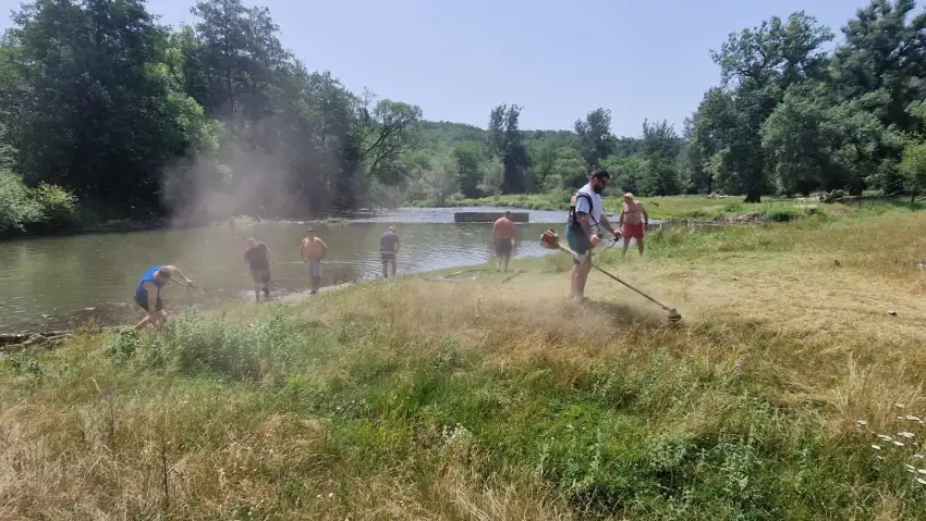 Loc de plajă şi scăldat la Bogodinţ, pentru turiştii de pretutindeni