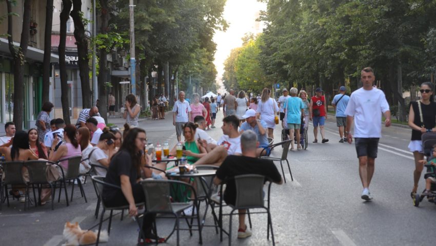 CONSTANȚA: Zonă de promenadă, pe bulevardul Tomis