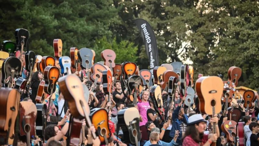 Timișoara Guitar Day: Sute de chitariști, serenade și concerte cu Radu Almășan (Bosquito), Semnal M și Ducu Bertzi