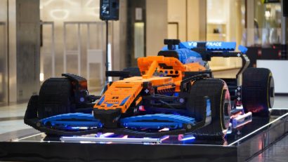 O replică la scară reală a celebrului McLaren MCL35M, realizată integral din piese LEGO, poate fi admirată la un centrul comercial din Brașov