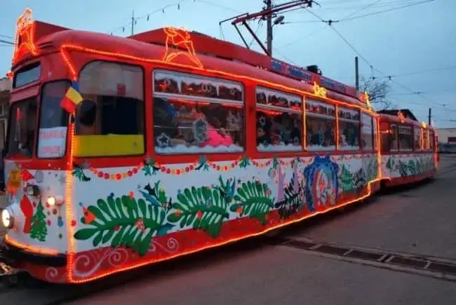 Tramvaiul lui Moș Crăciun circulă pe străzile din Arad