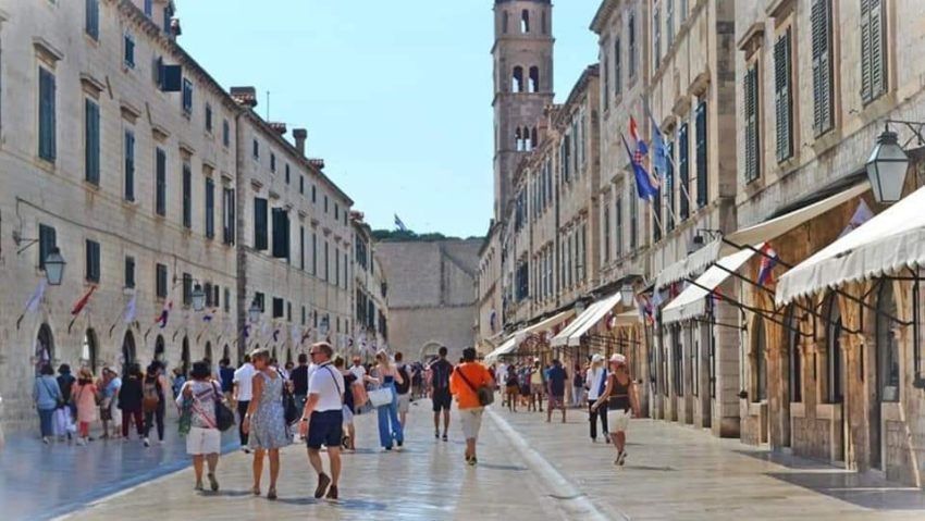 Stradun, artera creată prin aruncarea pământului în mare, la Dubrovnik