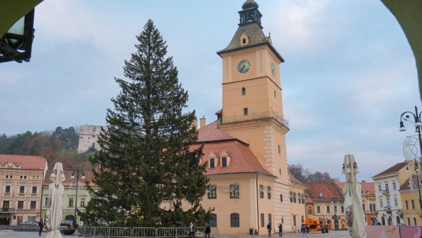 Brașovul are cel mai înalt brad de Crăciun din România