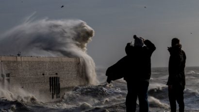 O furtună violentă perturbă călătoriile în Marea Britanie și Irlanda