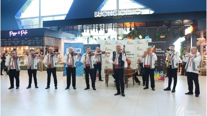 Radio România, la a 96-a aniversare: Recital al Orchestrei de Muzică Populară Radio, la aeroportul Otopeni | VIDEO