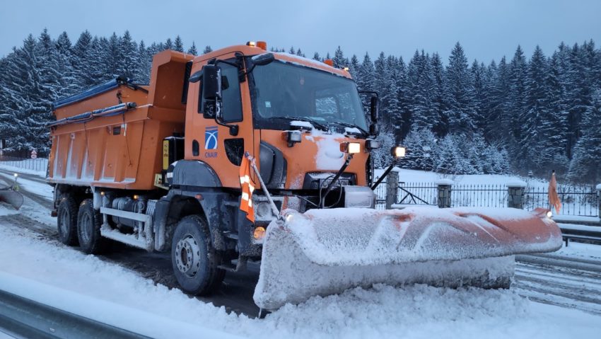 Se circulă în condiții de iarnă în zona montană din centrul țării