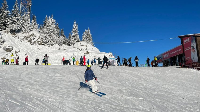 Zi perfectă pentru schi în Poiana Brașov. Se schiază pe toate pârtiile