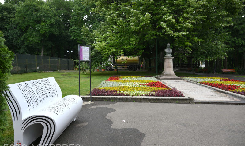 Teiul lui Mihai Eminescu, arborele monument care trăiește datorită unui fenomen biologic rar