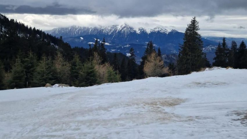 Strat de zăpadă în scădere pe pârtiile din Poiana Brașov